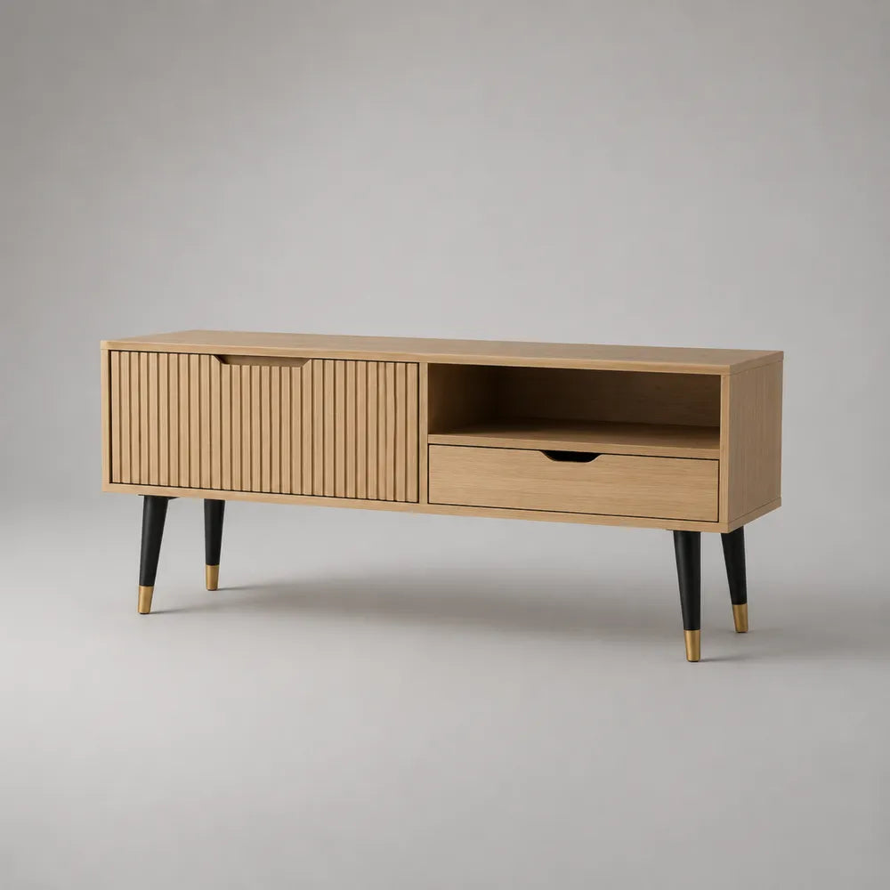 Meuble TV bas en MDF effet bois clair avec porte rainurée tiroir niche ouverte et pieds noirs 160 x 40 x 55 cm