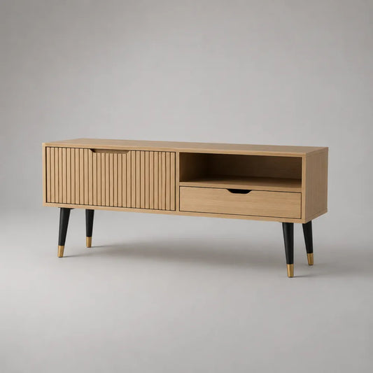 Meuble TV bas en MDF effet bois clair avec porte rainurée tiroir niche ouverte et pieds noirs 160 x 40 x 55 cm