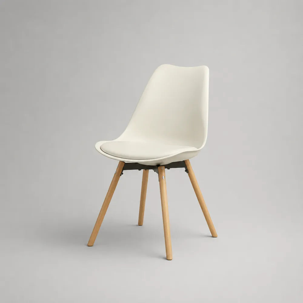 Chaise de salle à manger coque en polypropylène blanc avec pieds en bois naturel 50 x 55 x 82 cm